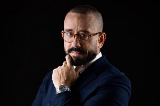 Dr. Diogo Viana esclarece o que diferencia um implante hormonal indicado com critério médico de promessas sem respaldo científico.