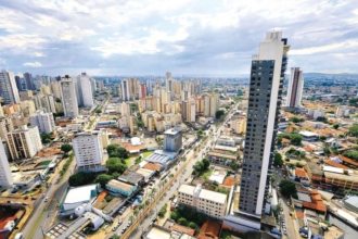 Goiânia também se beneficia da movimentação turística ao funcionar como porta de entrada para visitantes que seguem para diferentes regiões do estado