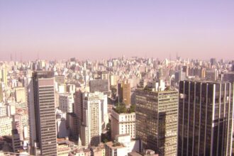 No segmento de moradia acessível, a seletividade se traduz em uma busca maior por projetos com proposta clara de valor, boa localização, plantas funcionais e aderência às necessidades reais das famílias.