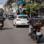 Entregadores realizam entregas através do leve.ai e trazem economia para restaurantes.