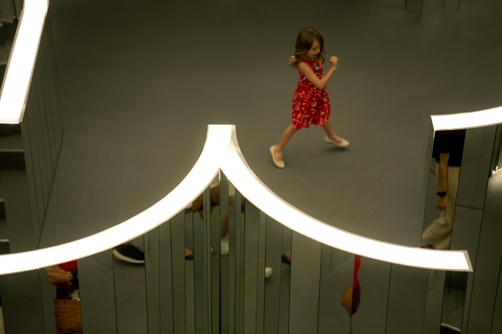 Crianças a partir de 4 anos podem explorar a arte, a natureza e a imaginação em atividades da exposição Sou o Outro do Outro, de Es Devlin, na Casa Bradesco.