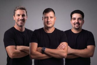 Darlan Lueders, Fernando Negrini e Hugo Dias, da Grand Thera, criaram o Decision-Grade AI, que ajuda empresas a tomarem decisões críticas.
