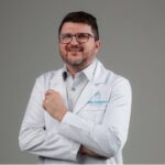 Dr. Fábio Batistella esclarece que o diagnóstico da fibromialgia é clínico e mostra que existem comportamentos que auxiliam a aliviar as dores.