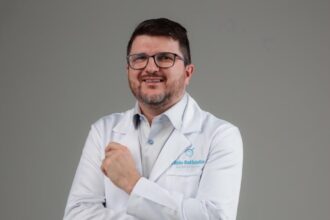 Dr. Fábio Batistella esclarece que o diagnóstico da fibromialgia é clínico e mostra que existem comportamentos que auxiliam a aliviar as dores.