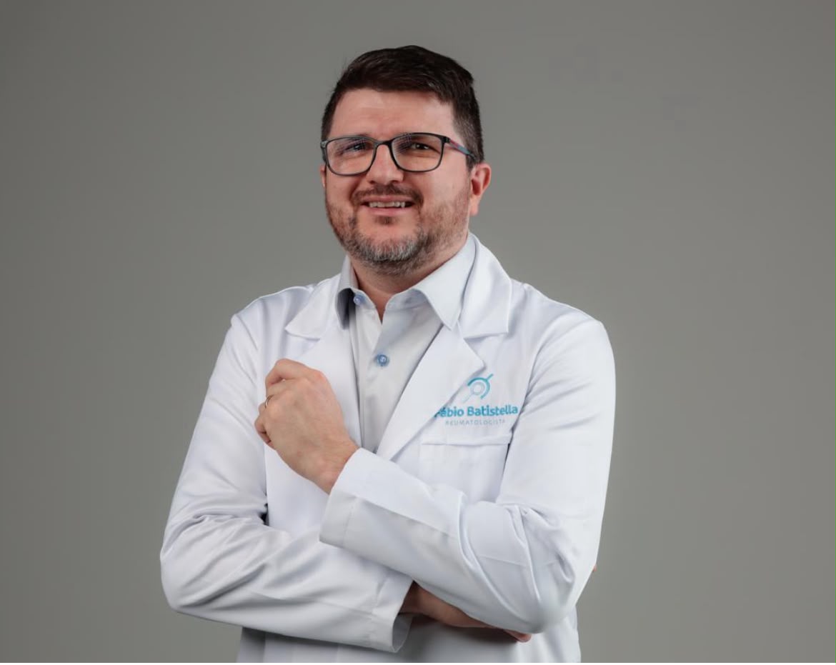 Dr. Fábio Batistella esclarece que o diagnóstico da fibromialgia é clínico e mostra que existem comportamentos que auxiliam a aliviar as dores.