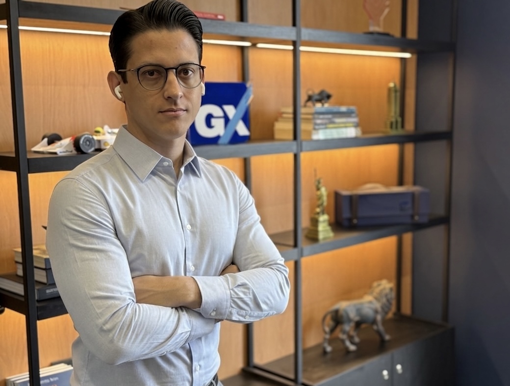 Vinicius Teixeira, fundador da GX Capital, adota o método codificado como hedge em camadas para proteger o patrimônio e o caixa das empresas.