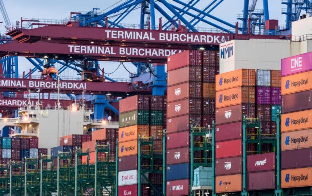 O verdadeiro custo de exportar vai muito além das tarifas, já que há barreiras internas que limitam a competitividade brasileira no comércio exterior.