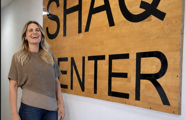 Designer brasileira Andria Tagliari, à frente do trabalho, na antiga residência de Shaquille O'Neal.