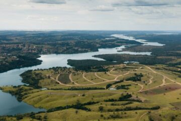O Lago Corumbá IV visto do alto: é no coração do cerrado, a mais de mil quilômetros do litoral, que a maior piscina de ondas do país está sendo erguida.