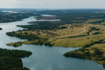 O Lago Corumbá IV, reservatório com 170 km² de espelho d’água a 1h10 de Brasília.