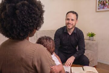 O advogado Artur atendendo na casa de uma cliente.