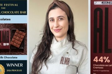 Francine Corrado, engenheira de alimentos e proprietária da ALMA Chocolates, celebra a medalha de prata na categoria chocolate ao leite do Chocolate Alliance Awards.