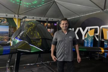 Urandir Fernandes de Oliveira, presidente de Dakila Pesquisas, ao lado do Skyros durante a 86ª Expogrande 2026.