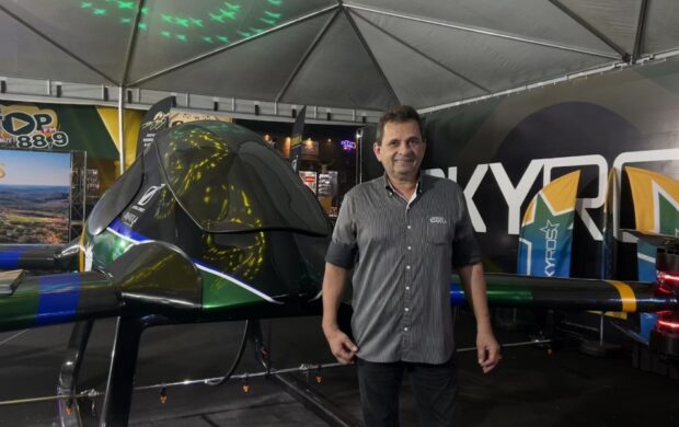 Urandir Fernandes de Oliveira, presidente de Dakila Pesquisas, ao lado do Skyros durante a 86ª Expogrande 2026.