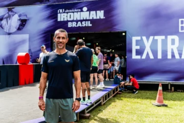 Vinícius Castilho cruzou a linha em 4h23min18s, garantindo o 4º lugar na categoria M45-49, entre 193 atletas, e a 46ª posição na classificação geral, entre 1.501 competidores.