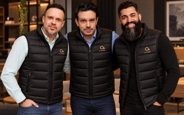 Gabriel Pavão, Adriano Barreto e Alex Missiano, integrantes de A Chave, iniciativa que reúne especialistas em RevOps, liderança e planejamento financeiro para analisar desafios de empresários sob três perspectivas: Visão, Coragem e Dinheiro.