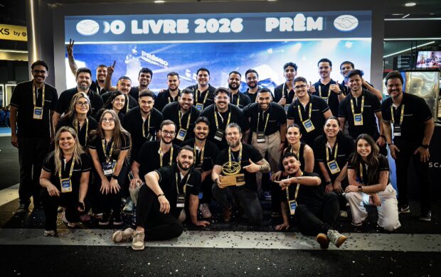 Dhiego Rosa (ao centro com o troféu em mãos) e a equipe do Grupo Escalada comemorando o prêmio de Melhor Consultoria Oficial do Mercado Livre, entregue no Mercado Livre Experience, em São Paulo, em setembro de 2026