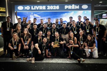 Dhiego Rosa (ao centro com o troféu em mãos) e a equipe do Grupo Escalada comemorando o prêmio de Melhor Consultoria Oficial do Mercado Livre, entregue no Mercado Livre Experience, em São Paulo, em setembro de 2026.