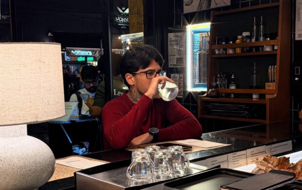 Byel em momento descontraído durante uma visita a um estabelecimento gastronômico.