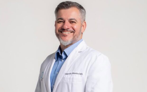 Dr. Marcelo Moreira realiza o lifting endoscópico para esconder as cicatrizes e cuidar da pele.